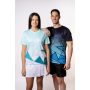Camiseta técnica running personalizada con diseño geométrico para empresas